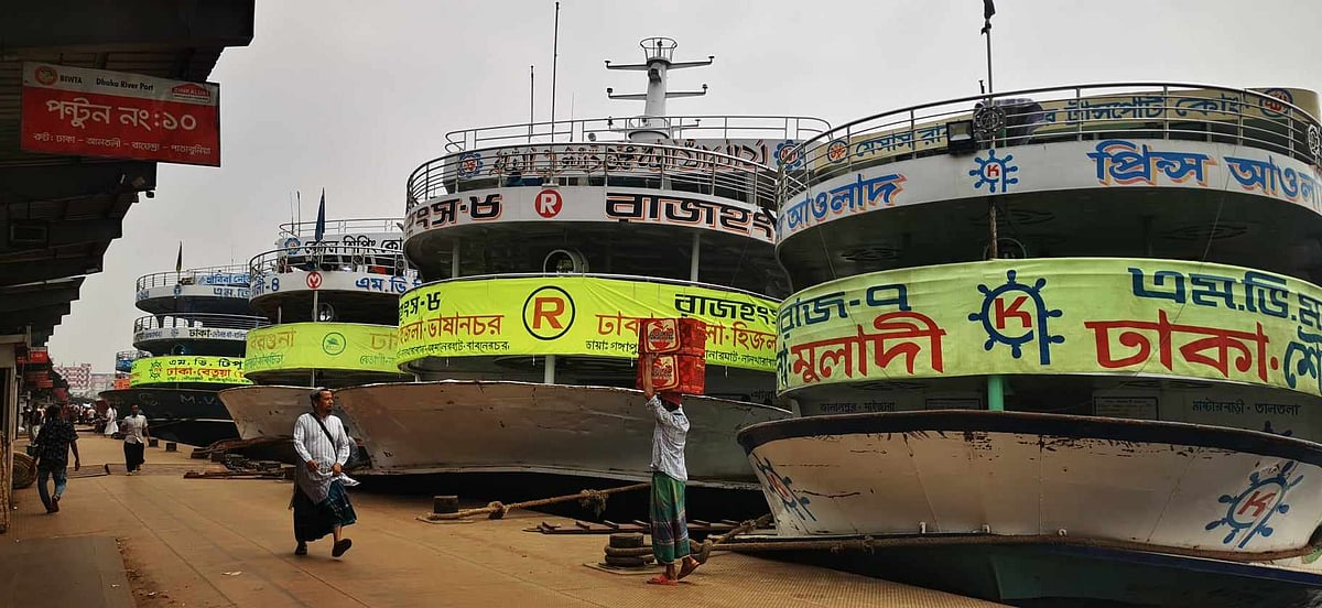 পন্টুনে বাধা লঞ্চের সারি। আজ বুধবার দুপুরে ঢাকার সদরঘাট টার্মিনালে