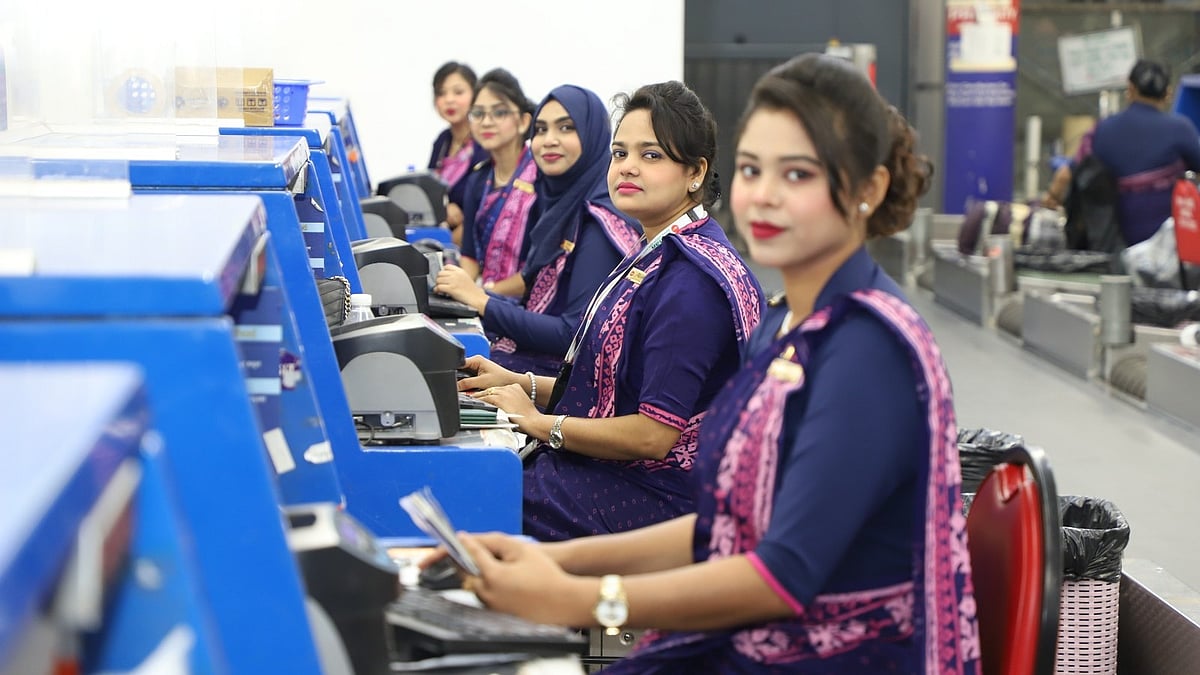 কাউন্টারের দায়িত্বে বিমানের নারী কর্মীরা