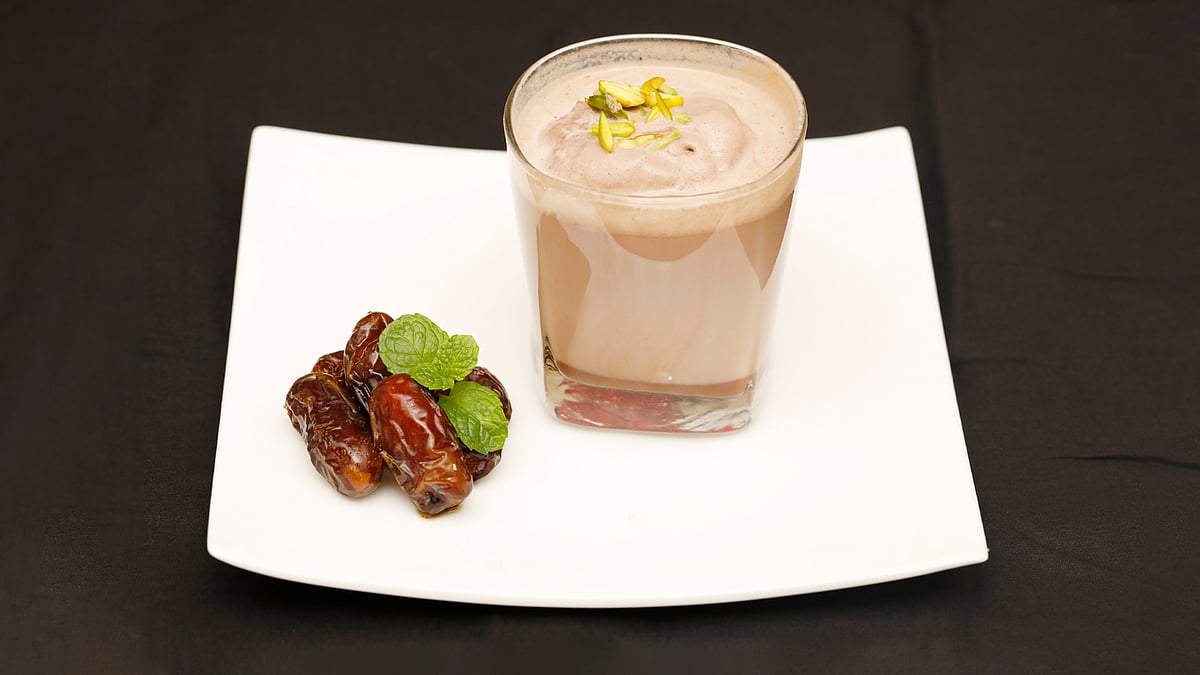 ইফতারের শুরুতেই খেতে হবে দই, লাল চিড়া, কলা, বাদাম, খেজুর—সবকিছু একসঙ্গে মিশিয়ে অথবা গ্রহণ করতে হবে সহজে হজমযোগ্য, যেমন তরলজাতীয় খাবার বা ফলের জুস বা স্মুদি