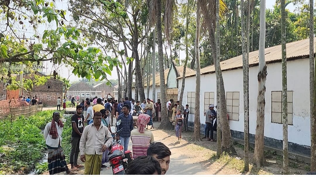নিহত মাফিজুলের লাশ উত্তােলন ঘিরে চাঁচকৈড় বালিকা দাখিল মাদ্রাসার সামনে উৎসুক মানুষের ভিড়। শনিবার দুপুরে