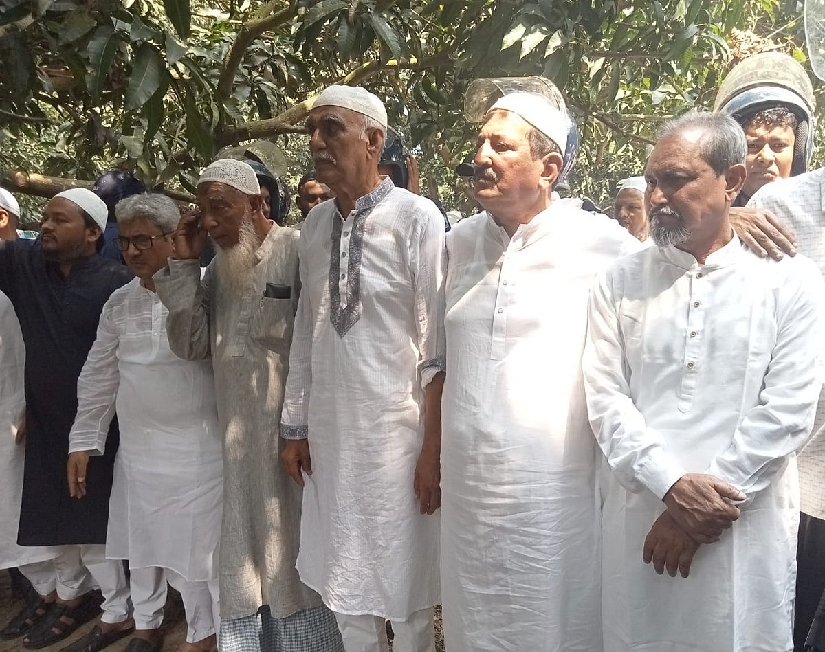 প্যারোলে মুক্তি পেয়ে মায়ের জানাজায় অংশ নেন রাজশাহী জেলা বিএনপির আহ্বায়ক আবু সাঈদ। রোববার দুপুরে চারঘাটের মাড়িয়া গ্রামে