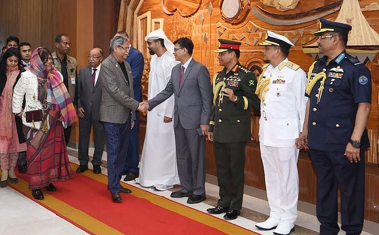 রাষ্ট্রপতি মো. সাহাবুদ্দিন সংযুক্ত আরব আমিরাত ও যুক্তরাজ্যে তাঁর ১০ দিনের স্বাস্থ্য পরীক্ষা শেষে আজ দেশে ফেরার পর হজরত শাহজালাল (র.) আন্তর্জাতিক বিমানবন্দরে তাঁকে স্বাগত জানানো হয়