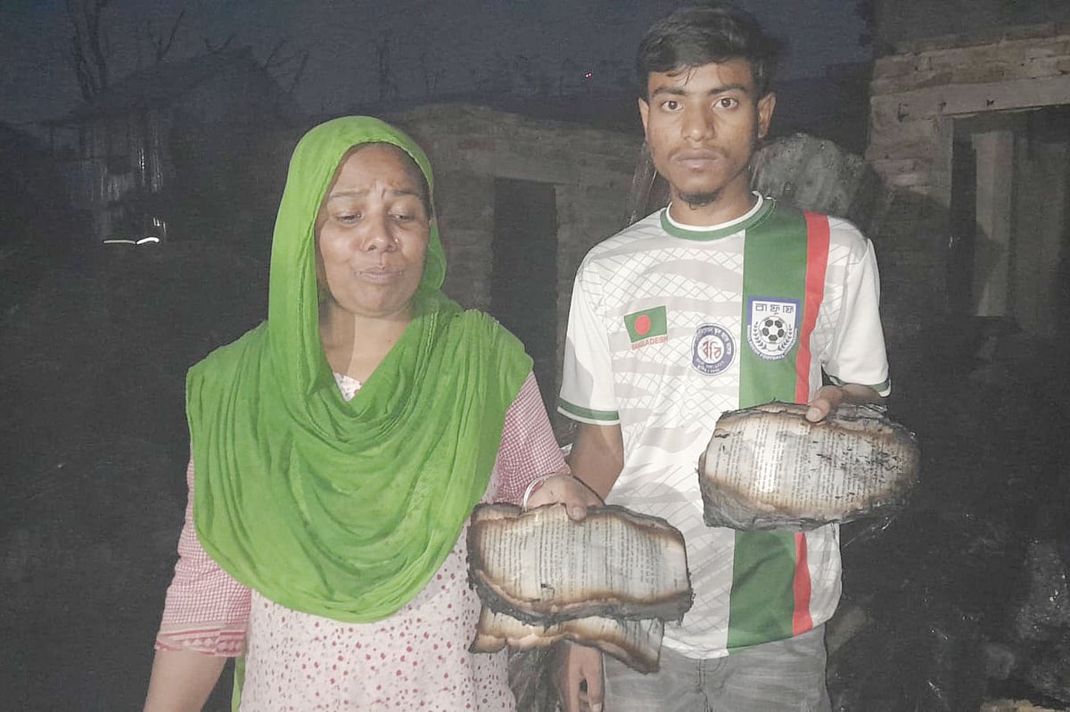 পুড়ে যাওয়া বই হাতে মা অরুনা বেগম ও ছেলে আজিজুল হক