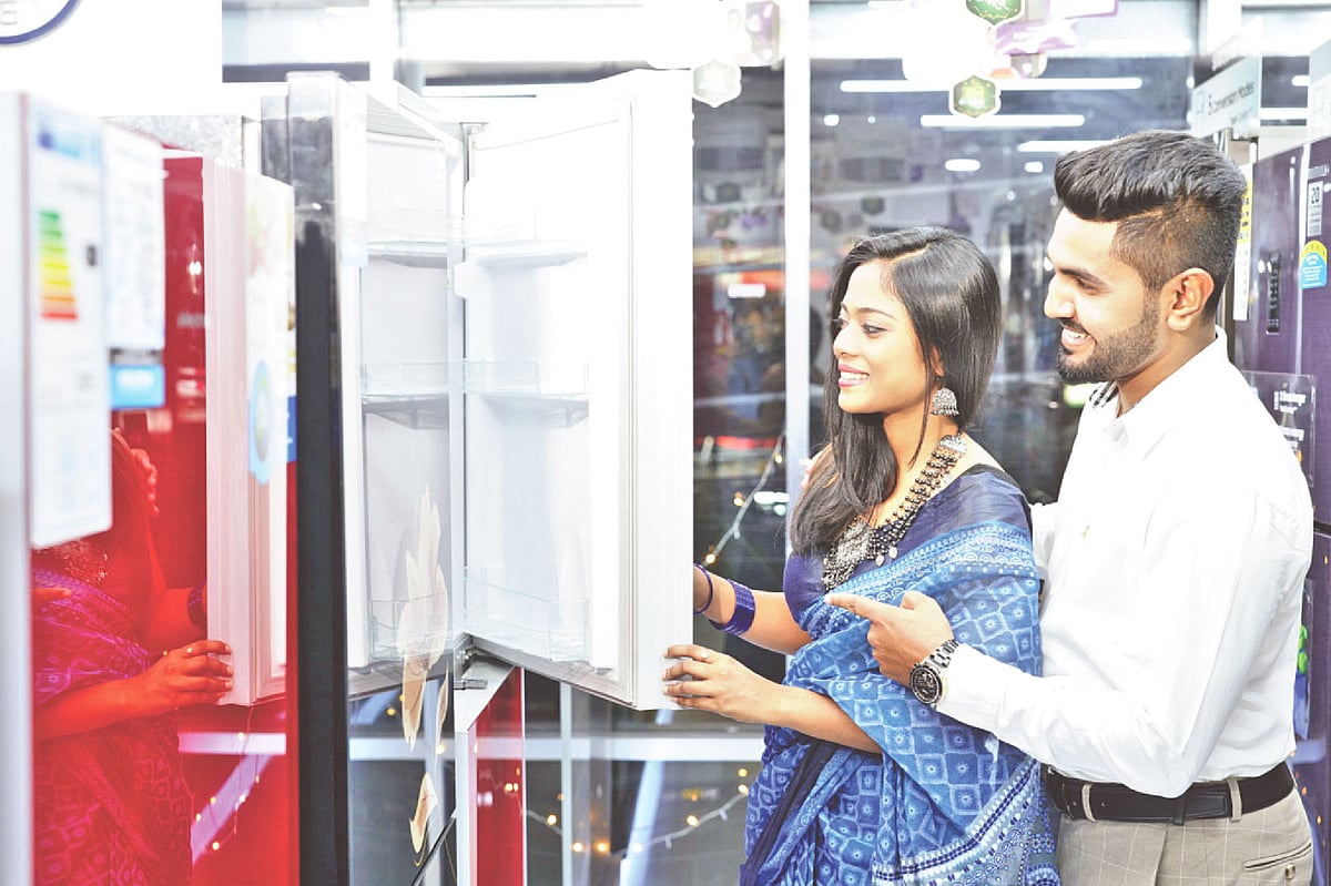 ঈদের আগে বিক্রি বাড়াতে সব কোম্পানি কমবেশি মূল্যছাড়সহ বিভিন্ন অফার দিচ্ছে।  মডেল : মাসুম ম্যাশ ও মুসকান আহমেদ