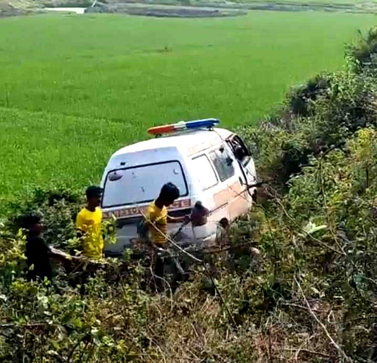 খাদে উল্টে পড়া অ্যাম্বুলেন্স। আজ সোমবার দুপুরে নাটোরের সিংড়া উপজেলার চৌগ্রাম এলাকায়