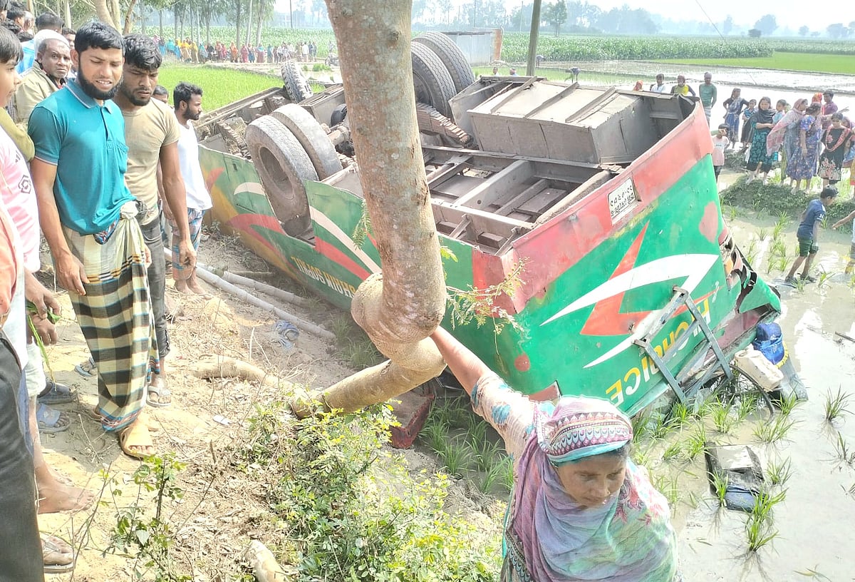 পিকনিকের বাস উল্টে খাদে পড়ে গেছে। আজ সোমবার দুপুরে দিনাজপুরের নবাবগঞ্জ উপজেলার আফতাবগঞ্জ পুলিশ ফাঁড়ি এলাকায়