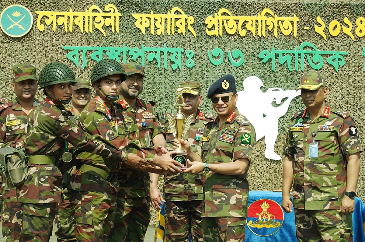 বিজয়ীদের মধ্যে পুরস্কার বিতরণ করেন সেনাপ্রধান জেনারেল এস এম শফিউদ্দিন আহমেদ