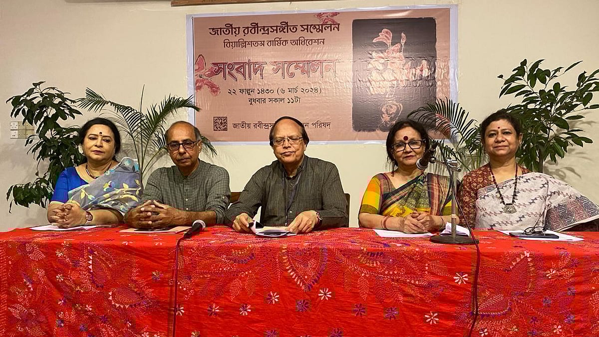 জাতীয় রবীন্দ্রসংগীত সম্মেলন পরিষদের ৪২তম বার্ষিক অধিবেশনের কর্মসূচি নিয়ে সংবাদ সম্মেলনের আয়োজন করা হয় পরিষদের পক্ষ থেকে। বাঁ থেকে লিলি ইসলাম, বুলবুল ইসলাম, আতিউর রহমান, শর্মিলা বন্দ্যোপাধ্যায় ও লাইসা আহমদ লিসা। ছায়ানট সংস্কৃতি ভবন, ঢাকা, ৬ মার্চ