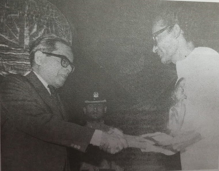 তৎকালীন রাষ্ট্রপতি আবু সাদাত মোহাম্মদ সায়েমের কাছ থেকে পুরস্কার নিচ্ছেন ‘লাঠিয়াল’ সিনেমার প্রযোজক ও নির্মাতা নারায়ণ ঘোষ মিতা