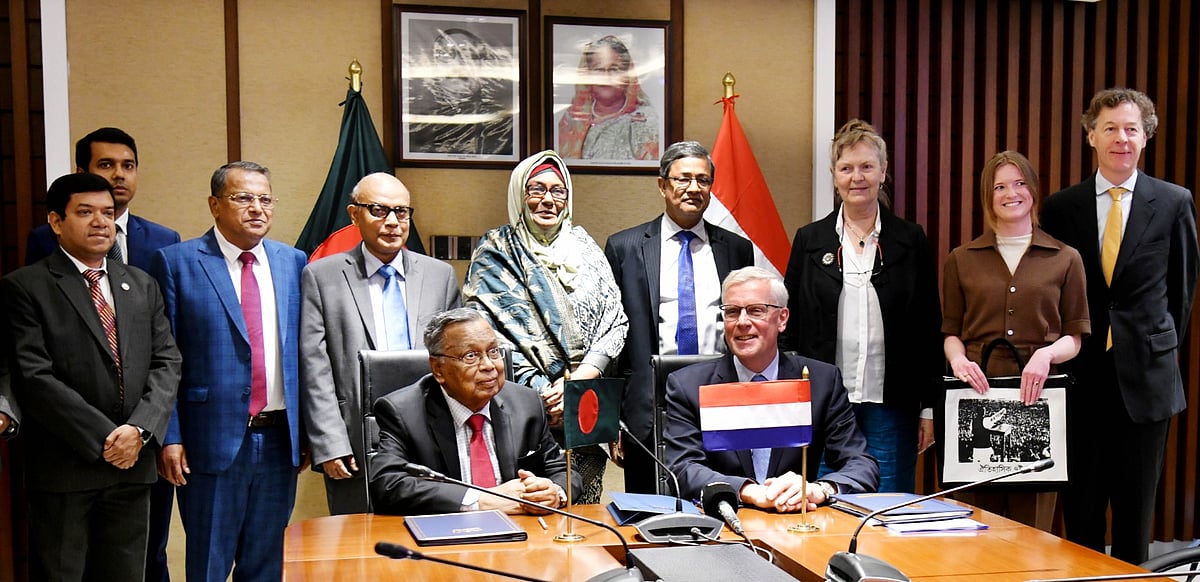 বাংলাদেশের অর্থমন্ত্রী আবুল হাসান মাহমুদ আলী এবং নেদারল্যান্ডসের রাজস্ববিষয়ক মন্ত্রী এম এল এ ভ্যান রিজ আজ মঙ্গলবার ঢাকায় অর্থ মন্ত্রণালয়ে একটি চুক্তিতে সই করেন