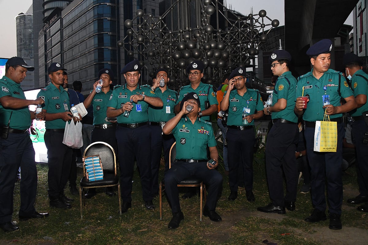 ট্রাফিক পুলিশ সদস্যদের সঙ্গে ইফতারে অংশ নেন ডিএমপি কমিশনার হাবিবুর রহমান। আজ রাজধানীর সোনারগাঁও ক্রসিং এলাকায়
