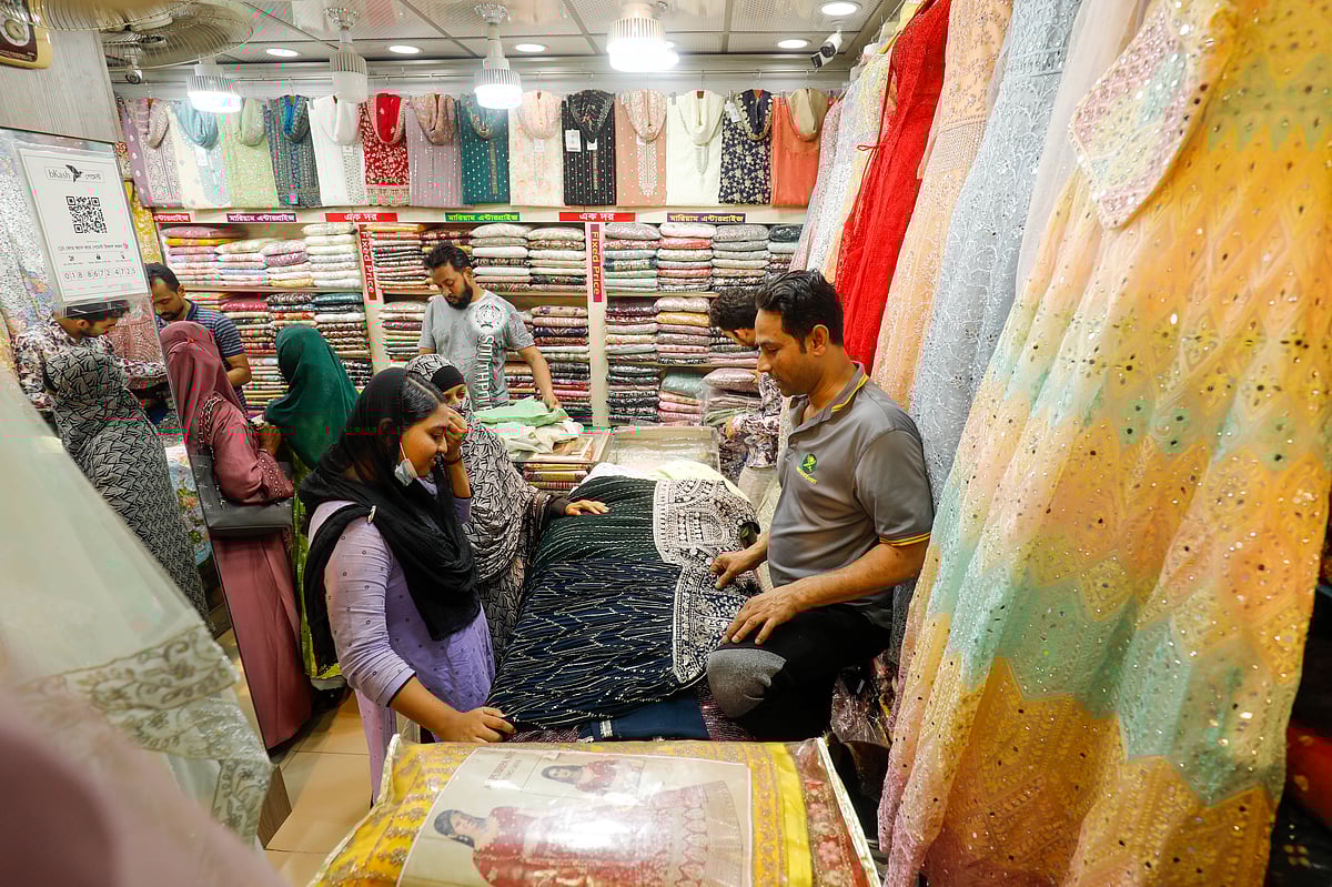 খুলনা নগরে জমে উঠেছে ঈদের বাজার। গত বৃহস্পতিবার খুলনা শপিং কমপ্লেক্সে