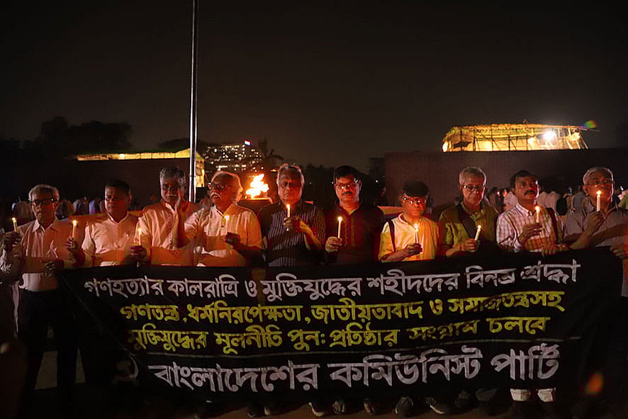 জাতীয় গণহত্যা দিবসে আলোক প্রজ্বালন ও সংক্ষিপ্ত সমাবেশের আয়োজন করে বাংলাদেশের কমিউনিস্ট পার্টি (সিপিবি)। ঢাকা, ২৫ মার্চ