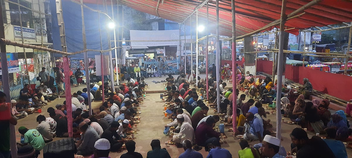 টাঙ্গাইল শহরের শহীদ মিনার চত্বরে প্রতিদিন ইফতারের আয়োজন করেন সামাজিক ও সাংস্কৃতিক সংগঠন ‘ত্রিবেণী’ ও বিন্দুবাসিনী সরকারি বালক উচ্চবিদ্যালয়ের এসএসসি–৯২ ব্যাচের শিক্ষার্থীরা