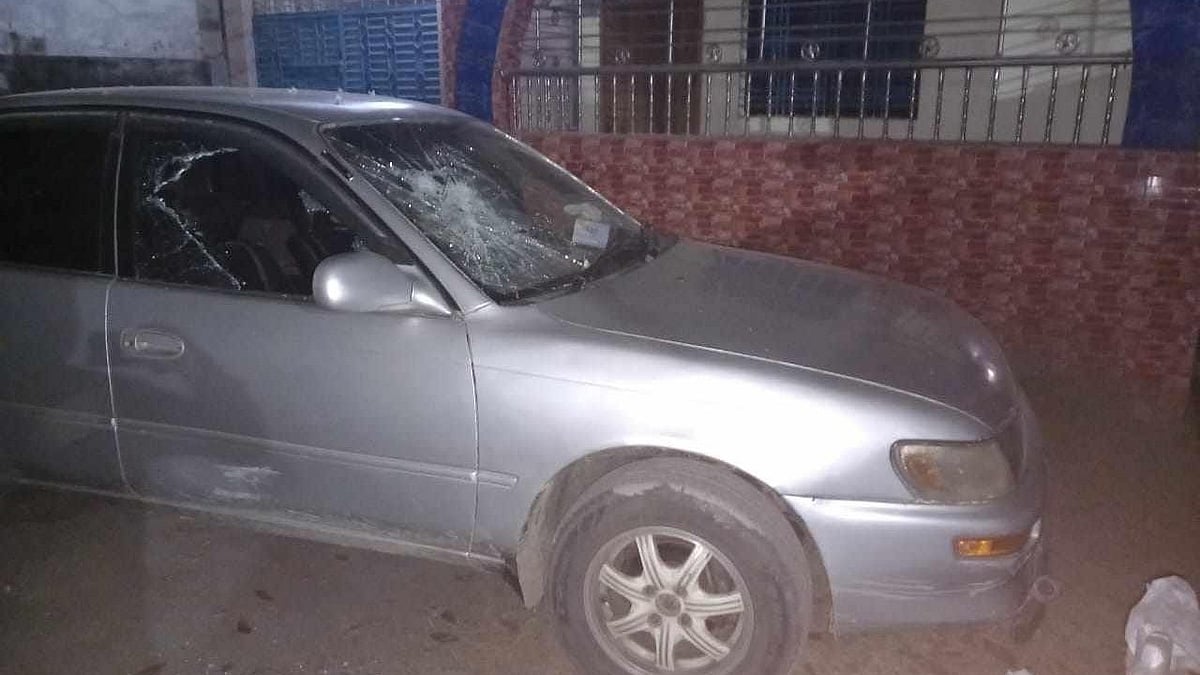 পাবনা-৪ আসনের সাবেক সংসদ সদস্য ও আওয়ামী লীগ নেতা বীর মুক্তিযোদ্ধা নুরুজ্জামান বিশ্বাসের বাড়িতে ঢুকে প্রাইভেট কার ভাঙচুর করেছেন অজ্ঞাত চার যুবক