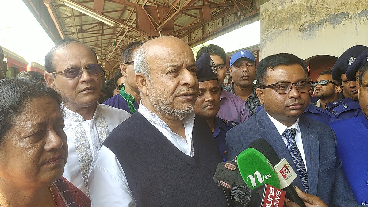 রাজবাড়ী রেলস্টেশনে সাংবাদিকদের সঙ্গে কথা বলছেন রেলমন্ত্রী মো. জিল্লুল হাকিম। শুক্রবার বেলা সোয়া ১১টার দিকে