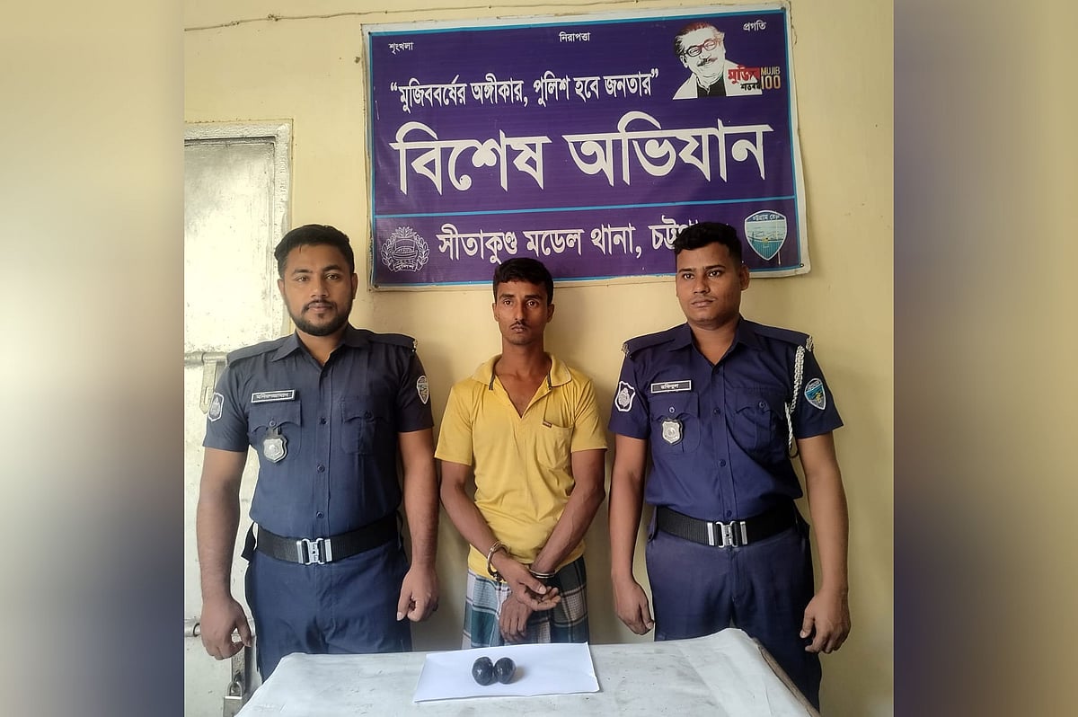 ইয়াবা বড়িসহ গ্রেপ্তার মো. আশরাফুল। আজ মঙ্গলবার সকালে সীতাকুণ্ড থানায়