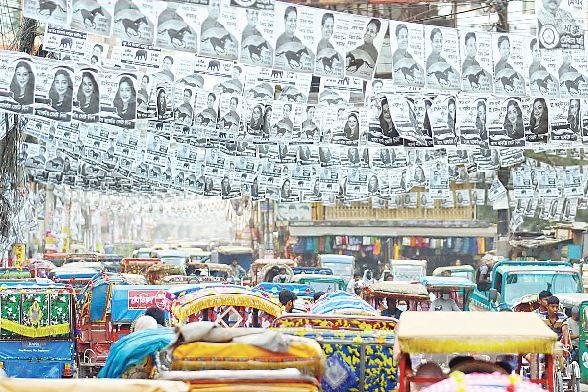 কুমিল্লা সিটি করপোরেশনের উপনির্বাচন সামনে রেখে প্রার্থীদের প্রচার-প্রচারণা, উঠান বৈঠক ও গণসংযোগ বাড়ছে। পোস্টারে ছেয়ে গেছে নগরের বিভিন্ন সড়ক। গতকাল বিকেলে নগরের বাদুড়তলা এলাকায়