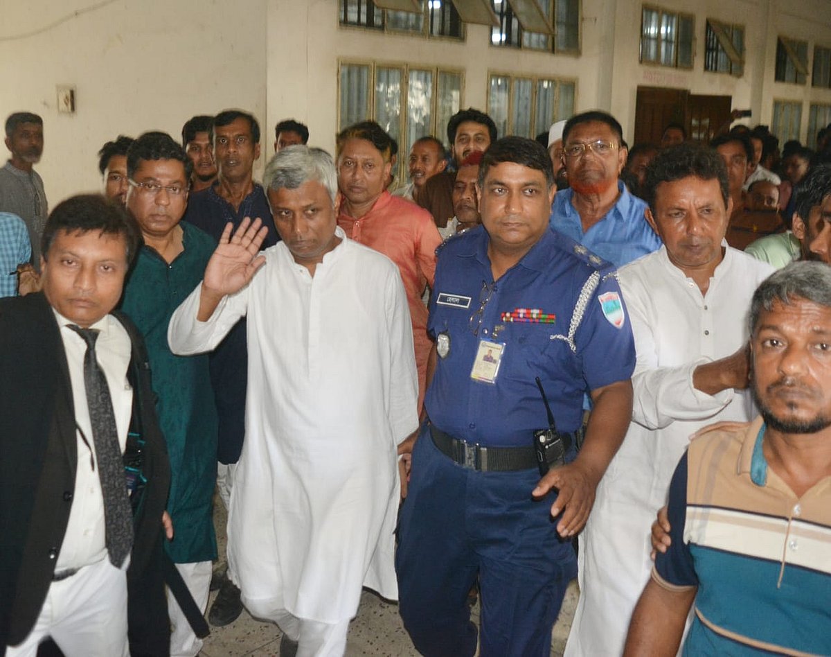 জামিন নামঞ্জুরের পর বিএনপির বিভাগীয় ভারপ্রাপ্ত সাংগঠনিক সম্পাদক অনিন্দ্য ইসলামসহ নেতা–কর্মীদের কারাগারে নেওয়া হয়। আজ রোববার দুপুরে যশোর আদালতে