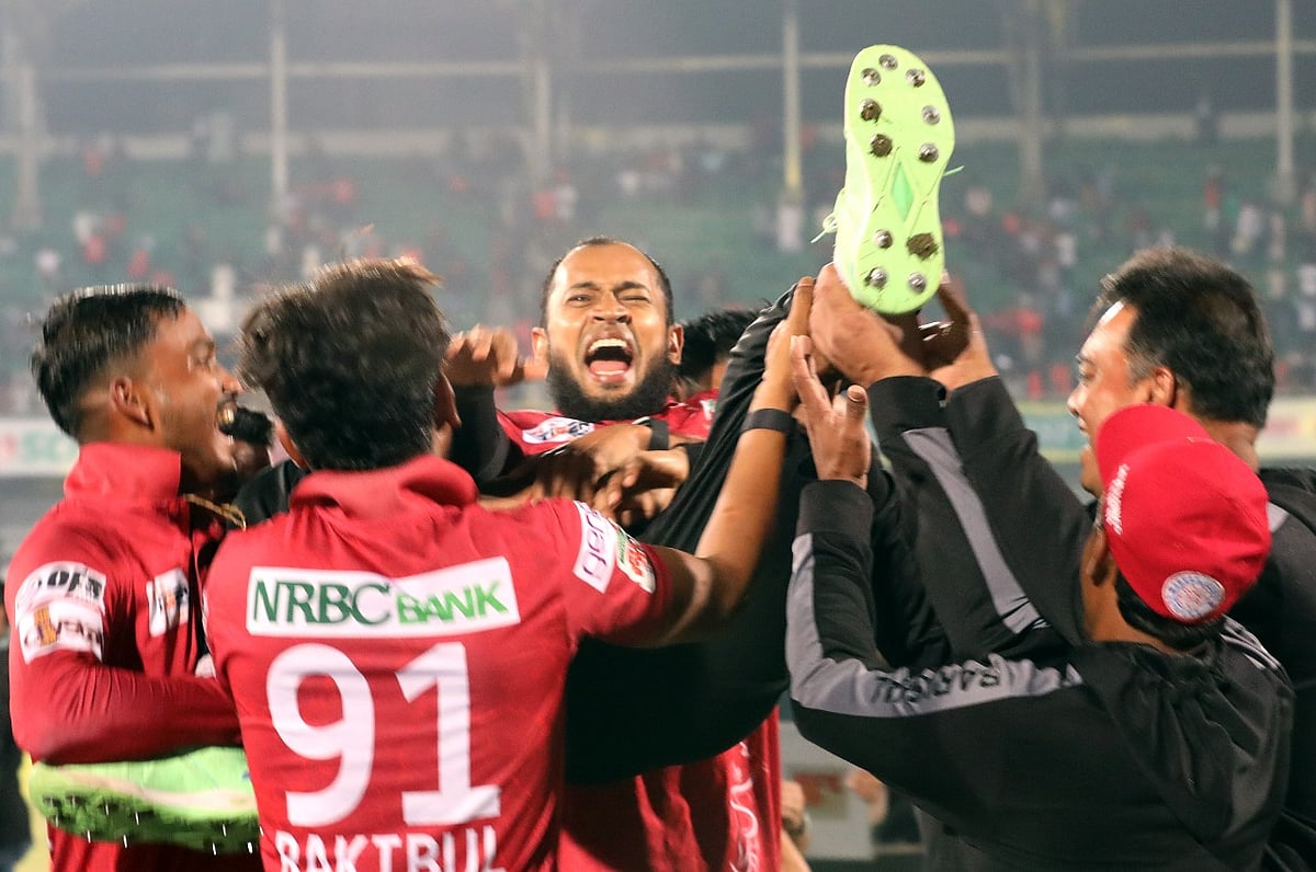 বিপিএল চ্যাম্পিয়ন হওয়ার পর ফরচুন বরিশালের খেলোয়াড়েরা মুশফিককে নিয়ে এভাবেই আনন্দে মেতে ওঠেন। গতকাল মিরপুর শেরেবাংলা স্টেডিয়ামে