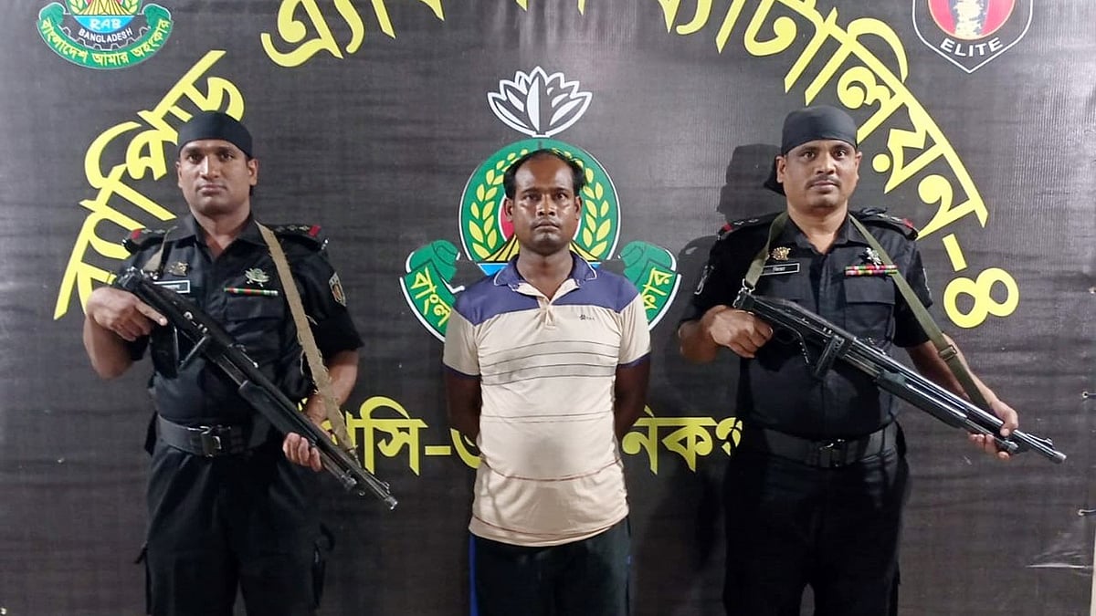 মানিকগঞ্জের সিঙ্গাইর উপজেলায় হত্যা মামলায় মৃত্যুদণ্ডপ্রাপ্ত আসামি লাল চাঁনকে গ্রেপ্তার করেছে র্যাবের একটি দল