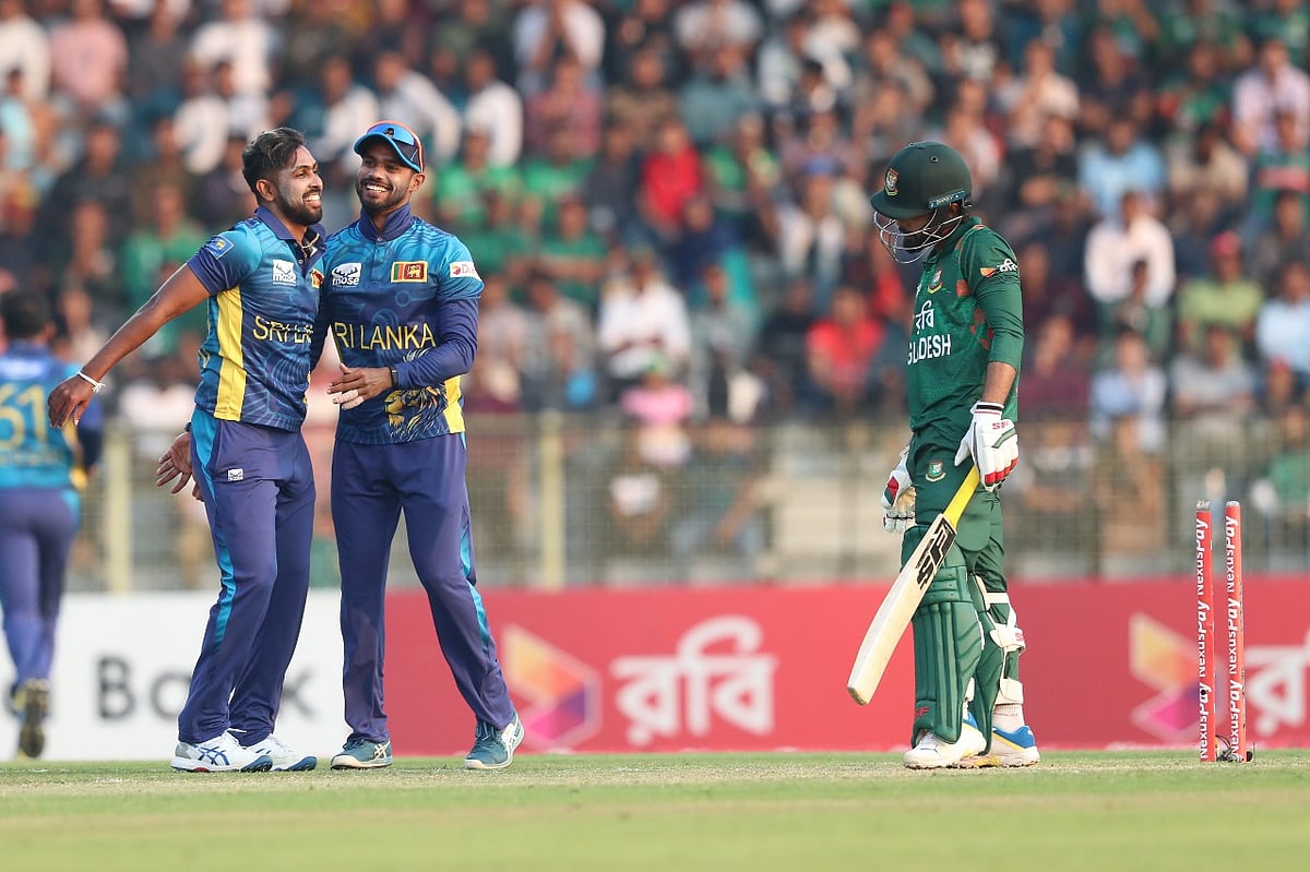 বলটা কোথায় পড়ে কোথায় গেল—বোল্ড হওয়ার পর বুঝতে চাইলেন তাওহিদ হৃদয়