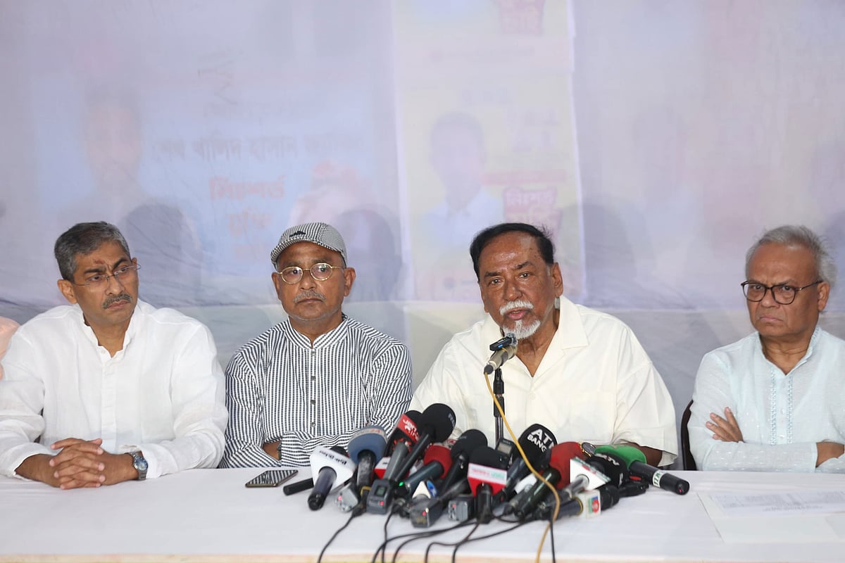 নয়াপল্টনে বিএনপির কেন্দ্রীয় কার্যালয়ে আজ বৃহস্পতিবার দুপুরে দলটির গঠিত ‘স্বাধীনতা দিবস উদ্‌যাপন কমিটি’র বৈঠক শেষে সংবাদ সম্মেলনে বক্তব্য দেন কমিটির আহ্বায়ক হাফিজ উদ্দিন আহমেদ