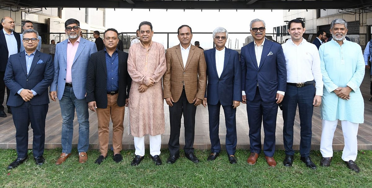 বিজিএমইএর বর্তমান সভাপতি ফারুক হাসান,  সাবেক সভাপতি সিদ্দিকুর রহমান, নির্বাচন বোর্ডের চেয়ারম্যান জাহাঙ্গীর আলামিন ও নতুন পাঁচজন সহসভাপতির সঙ্গে নবনির্বাচিত সভাপতি এস এম মান্নান (বাঁ থেকে পঞ্চম)। আজ রাজধানীর উত্তরায় বিজিএমইএর কার্যালয়ে