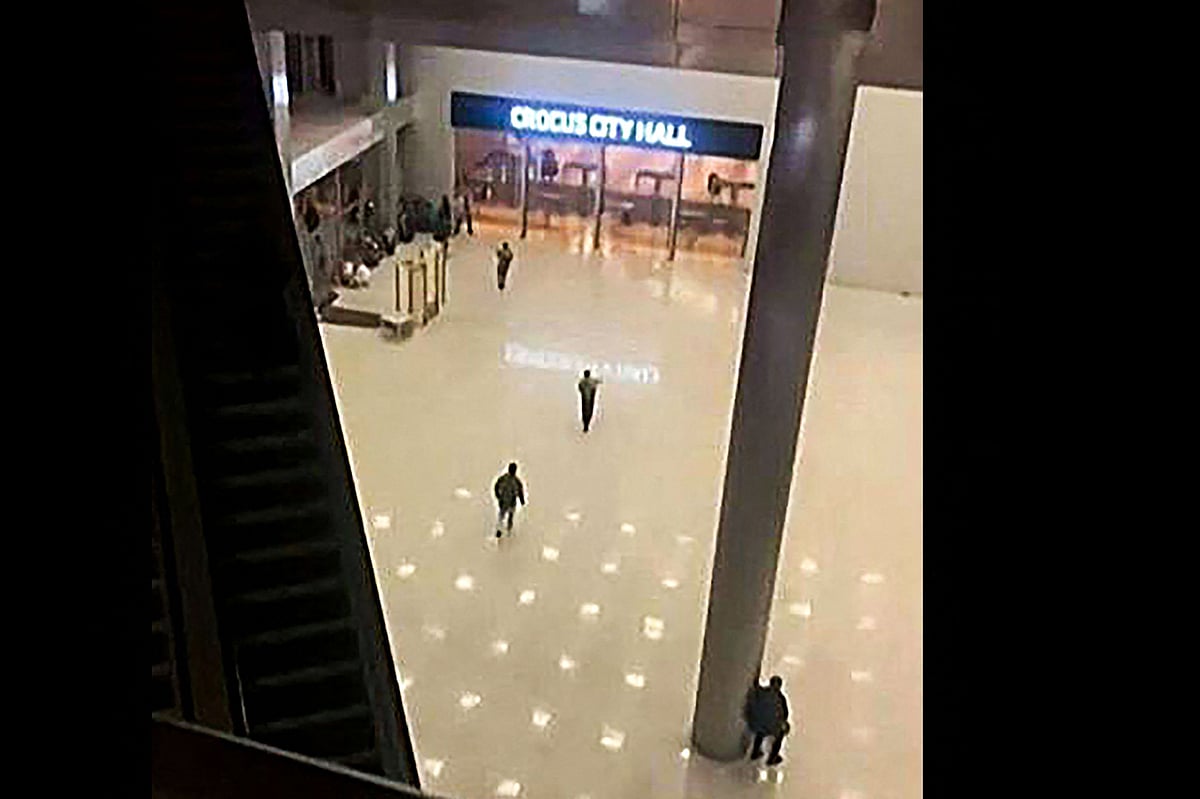 ক্রোকাস সিটি হলের দরজার দিকে যাচ্ছে বন্দুকধারীরা