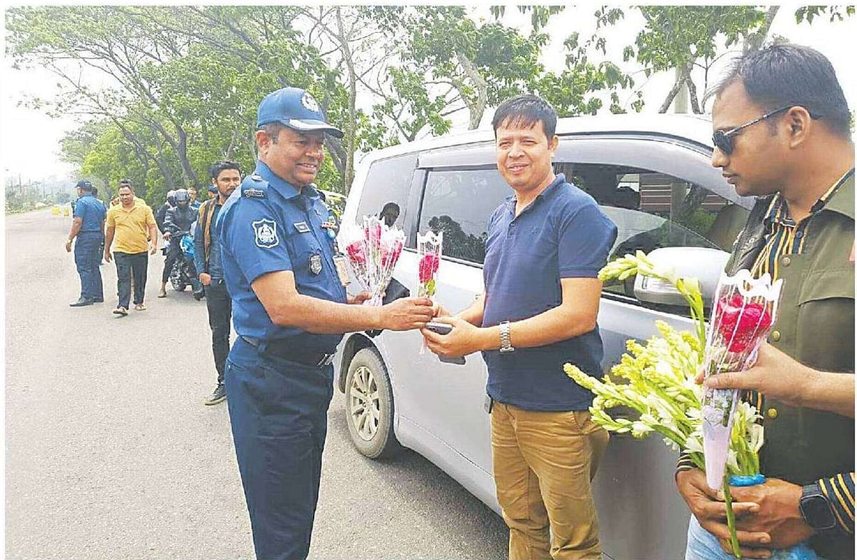 সিলেট-তামাবিল আঞ্চলিক মহাসড়কে দুর্ঘটনা কমিয়ে আনতে ও সচেতন করতে মঙ্গলবার থেকে সিলেট জেলা পুলিশের উদ্যোগে ট্রাফিক সপ্তাহ পালন করা হচ্ছে। গতকাল মহাসড়কের জৈন্তাপুর এলাকায় কর্মসূচিতে নিয়ম মেনে ও কাগজপত্র নিয়ে যানবাহন চালানো চালকদের ফুল দিয়ে শুভেচ্ছা জানান পুলিশ সদস্যরা