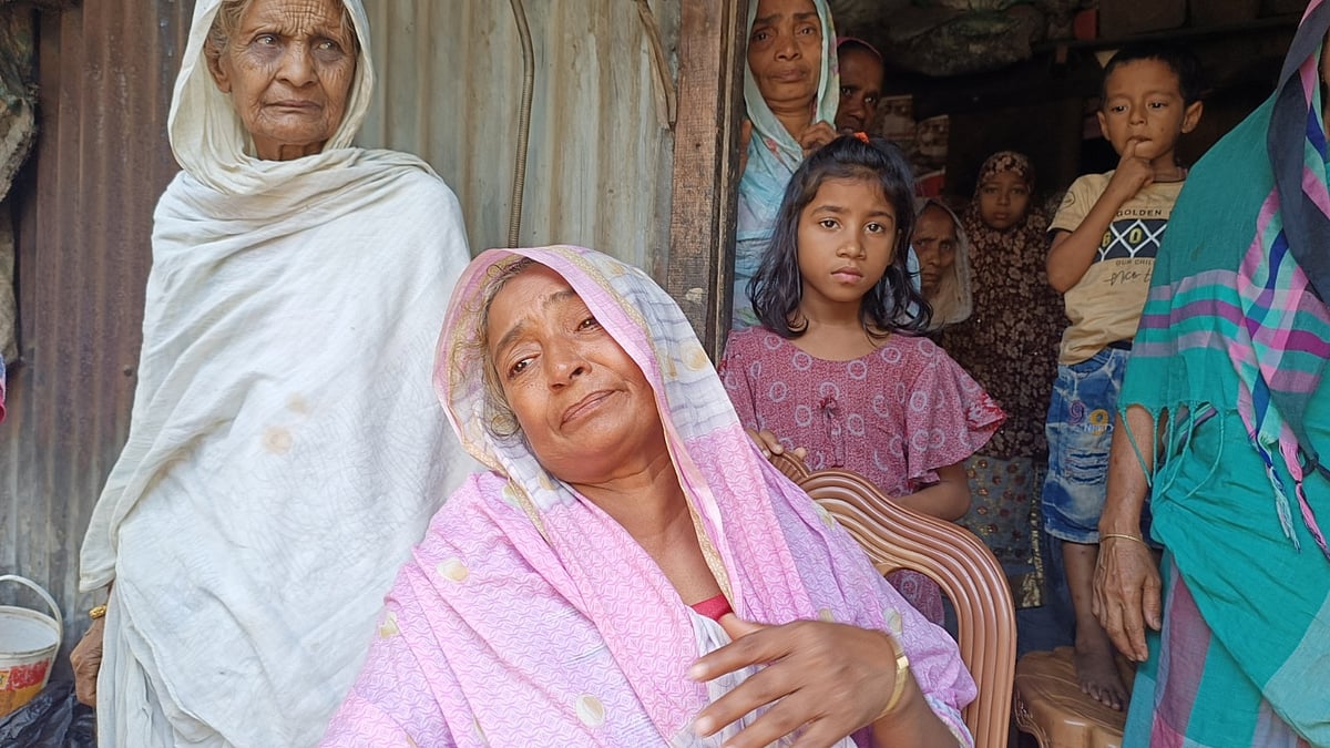 অটোরিকশায় বিস্ফোরণের ঘটনায় পুড়ে মারা যাওয়া চালক মো. আবদুস সবুরের মা গুলচাম্পার আহাজারি থামছেই না। আজ সকালে চট্টগ্রামের সাতকানিয়ার পশ্চিম ঢেমশা ইউনিয়নের ইছামতি আলীনগর এলাকায়