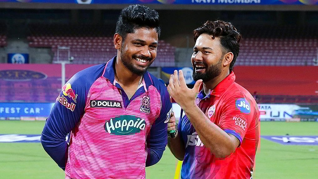 রাজস্থান রয়্যালস অধিনায়ক সঞ্জু স্যামসন (বাঁয়ে) ও দিল্লি ক্যাপিটালস অধিনায়ক ঋষভ পন্ত