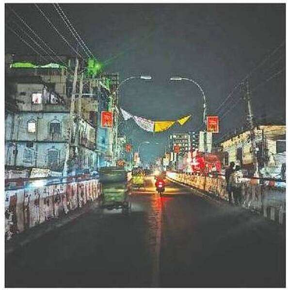 ব্রাহ্মণবাড়িয়া পৌরসভা ও সওজের সমন্বয়হীনতায় শহরের মৌড়াইল রেলওয়ের ওভারপাসসহ কুমিল্লা-সিলেট মহাসড়কের ভাদুঘর থেকে পুনিয়াউট পর্যন্ত সড়কে রাতে বাতি জ্বলে না। চলাফেরা করতে হয় ঝুঁকি নিয়ে। গত বৃহস্পতিবার রাতে