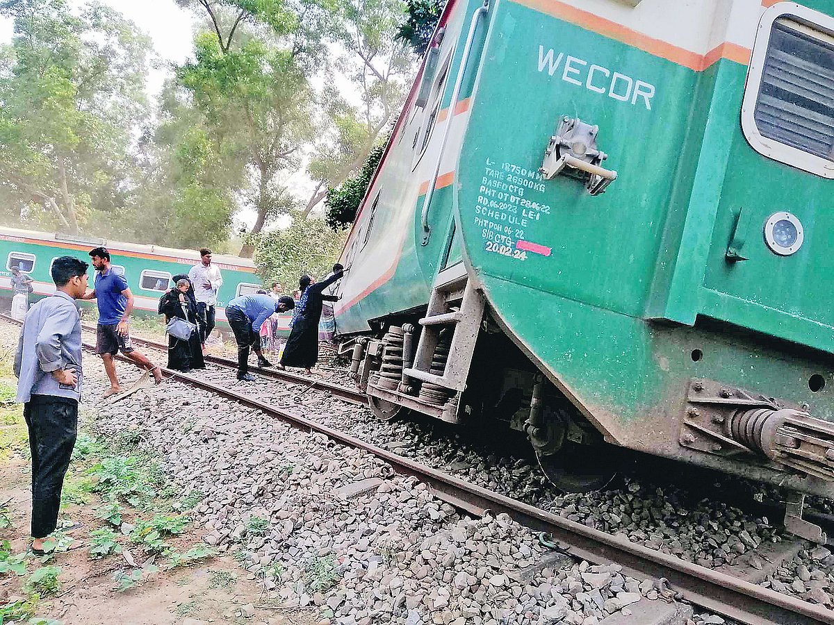 লাইনের পাশে হেলে পড়েছে বিজয় এক্সপ্রেসের কয়েকটি বগি। এতে চট্টগ্রামের সঙ্গে ঢাকা, সিলেট ও ময়মনসিংহের ট্রেন যোগাযোগ বন্ধ হয়ে যায়। দুর্ঘটনায় আহত হন বেশ কয়েকজন। কুমিল্লার নাঙ্গলকোট উপজেলার তেজের বাজার এলাকায় গতকাল রোববার দুপুরে