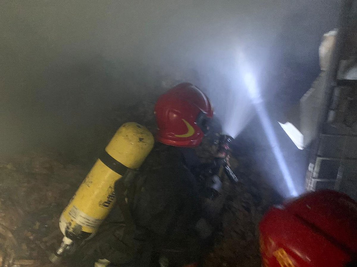 ফায়ার সার্ভিসের ছয়টি ইউনিট প্রায় সোয়া ঘণ্টা চেষ্টা চালিয়ে আগুন নিয়ন্ত্রণে আনে