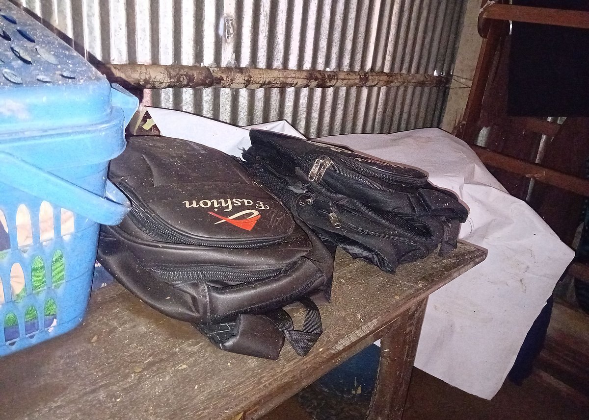 আগুনে ঘরের বালিশ–তোশক পুড়ে গেছে। তবে কিছু আসবাবসহ দুটি স্কুলব্যাগ অক্ষত রয়েছে। আজ মঙ্গলবার মৌলভীবাজারের জুড়ী উপজেলার পূর্ব গোয়ালবাড়ী গ্রামে