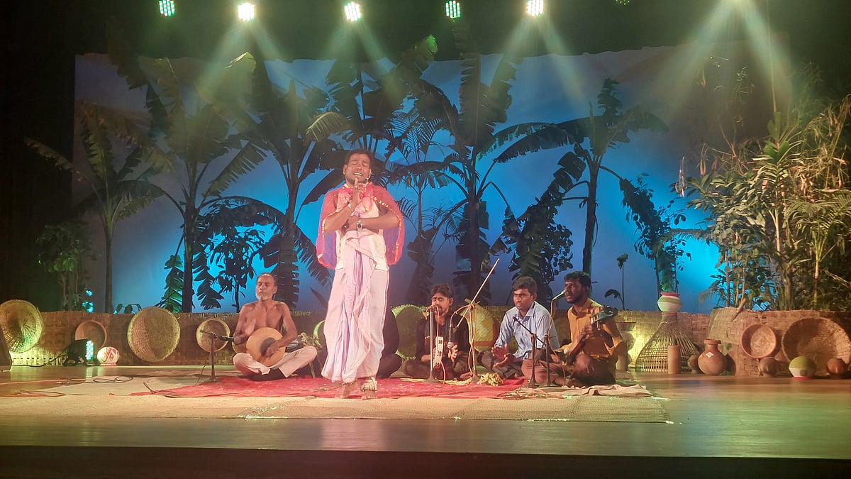ছায়ানট মিলনায়তনে দেশঘরের গানে কিচ্ছাপালা পরিবেশন করেন জামালপুরের ইদু বয়াতি ও তাঁর দল। ছবি: ছায়ানটের সৌজন্যে