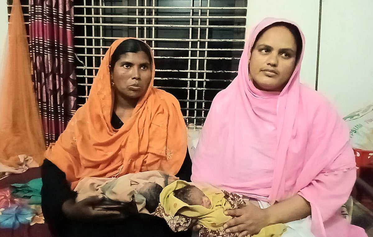 স্বজনদের কোলে জমজ নবজাতক। দিনাজপুরের বিরামপুর পৌর শহরের একটি বেসরকারি ক্লিনিকে