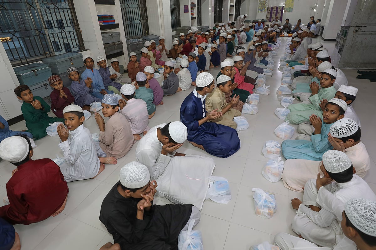 জামিয়া আম্বর শাহ আল ইসলামিয়া এতিমখানা ও মাদ্রাসার ২৮৫ শিশুর জন্য ইফতার এবং রাতের খাবারের আয়োজন করে প্রথম আলো। কারওয়ান বাজার ঢাকা, ২৫ মার্চ