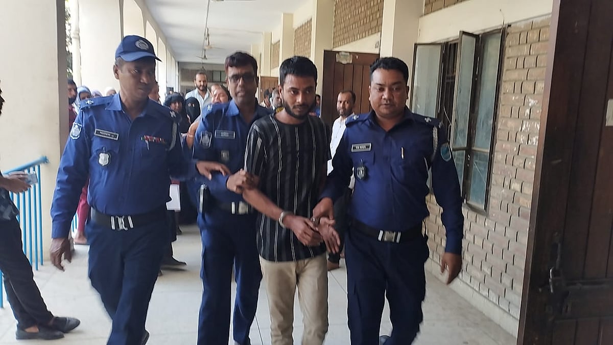 মৃত্যুদণ্ডপ্রাপ্ত আসামি অনিক চন্দ্র দাসকে কারাগারে নিয়ে যাচ্ছে পুলিশ। দণ্ডিত অপর তিন আসামি পলাতক