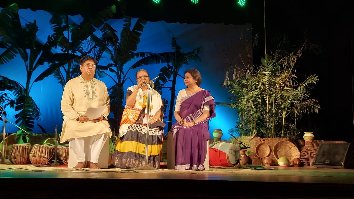 দেশঘরের গানের অনুষ্ঠানে উদ্বোধনী বক্তব্য দেন লোকসংগীতশিল্পী কাননবালা সরকার। ছায়ানট মিলনায়তন, ১৬ মার্চ