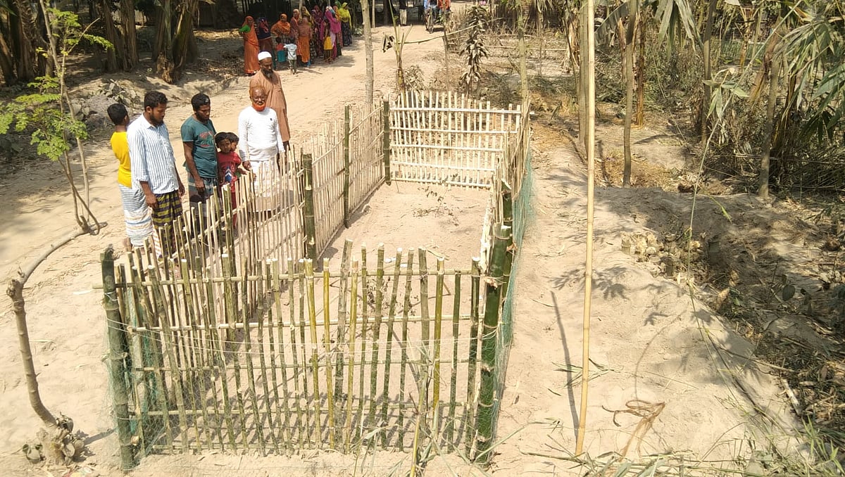 পাশাপাশি দাফন করা হয়েছে আজগার আলী ও তহিদা খাতুন দম্পতিকে। আজ শুক্রবার দুপুরে রংপুরের বদরগঞ্জের তালুকদামোদরপুর ইন্দিরাপাড়া গ্রামে