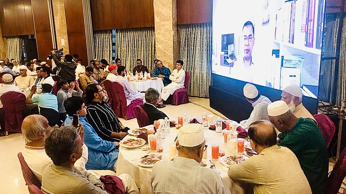 রাজনীতিক ও বিশিষ্ট নাগরিকদের সম্মানে সোমবার বিকেলে রাজধানীর মালিবাগের একটি রেস্টুরেন্টে ১২-দলীয় জোটের এক ইফতার অনুষ্ঠানে বক্তব্য দেন জামায়াতের আমির শফিকুর রহমান