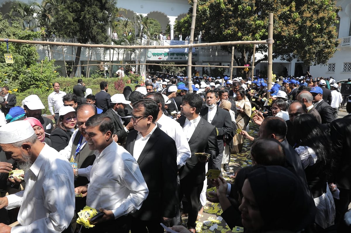 সুপ্রিম কোর্ট আইনজীবী সমিতির নির্বাচন শান্তিপূর্ণভাবে শেষ হয়। তবে ভোট গণনা নিয়ে হট্টগোল হয়েছে