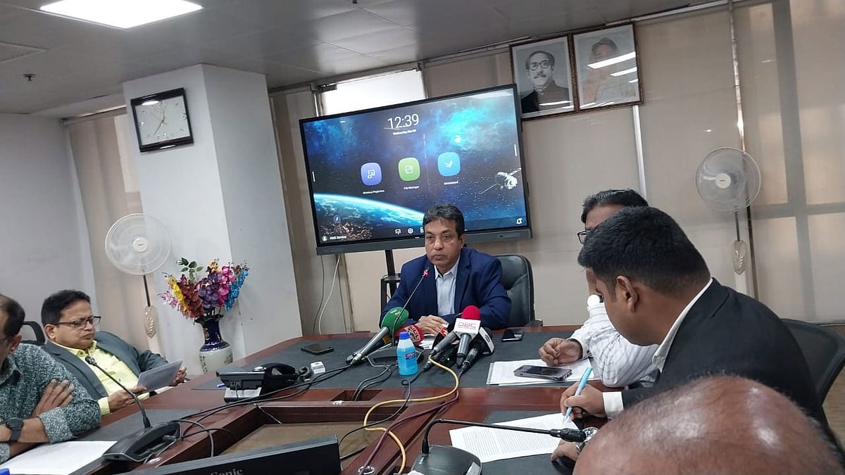 ঢাকার বনানীতে বাংলাদেশ সড়ক পরিবহন কর্তৃপক্ষের (বিআরটিএ) প্রধান কার্যালয়ে আজ বুধবার সংবাদ সম্মেলনে বক্তব্য দেন সংস্থাটির চেয়ারম্যান নূর মোহাম্মদ মজুমদার