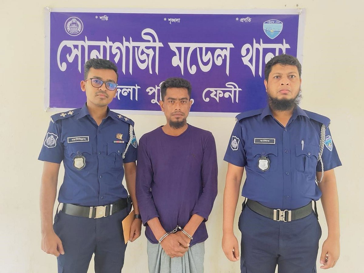 সাতকানিয়া থেকে গ্রেপ্তার বড় ভাইকে খুনে অভিযুক্ত মোশাররফ হোসেন । আজ দুপুরে সোনাগাজী মডেল থানায়