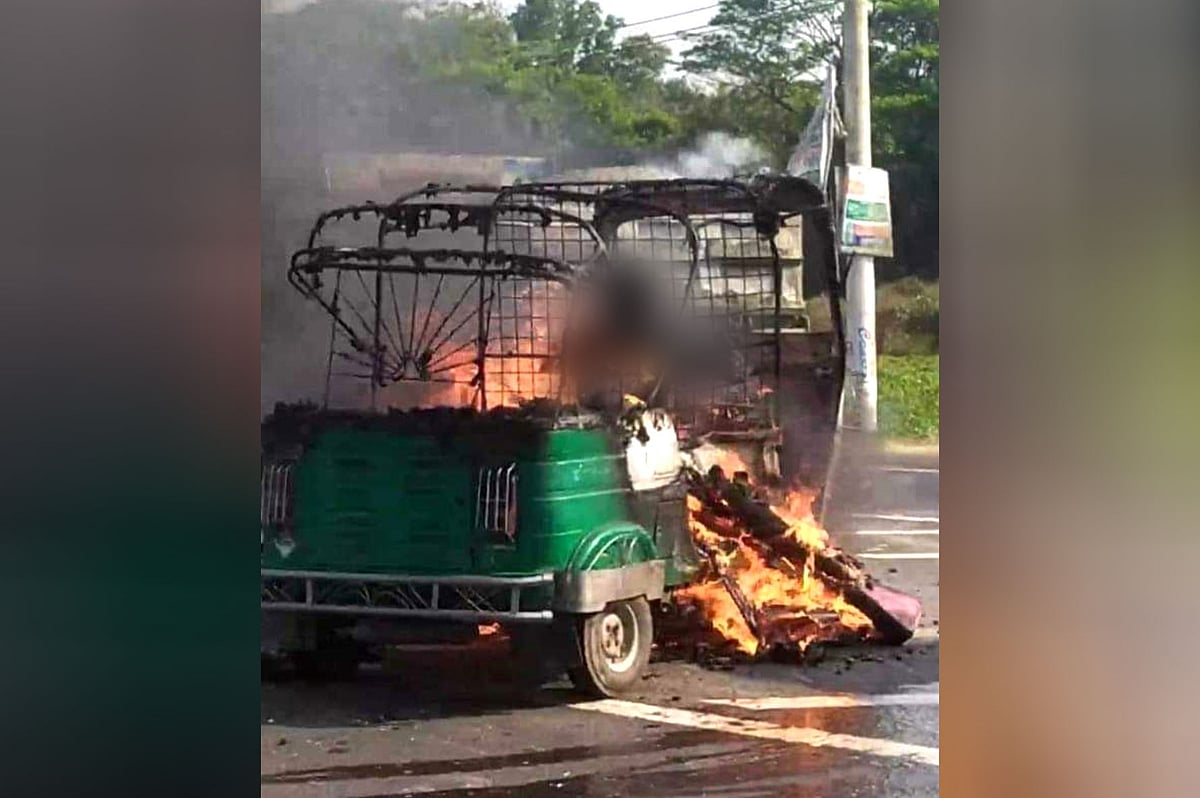 চট্টগ্রামের চন্দনাইশে গ্যাস সিলিন্ডার বিস্ফোরণের পর চালকসহ জ্বলছে সিএনজিচালিত অটোরিকশাটি। আজ বেলা তিনটায়