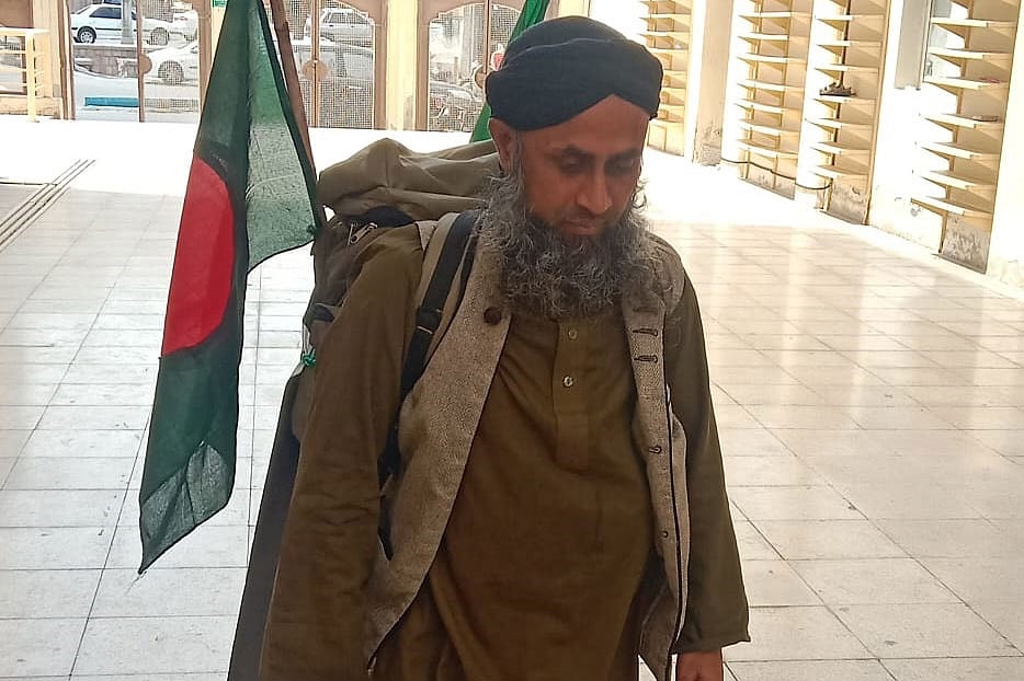 পবিত্র হজ পালনের উদ্দেশ্য নিয়ে পায়ে হেঁটে সৌদি আরবের পথে রওনা হয়ে এখন ইরান পৌঁছেছেন টেকনাফের মোহাম্মদ জামিল