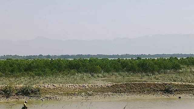 কক্সবাজারের টেকনাফের হ্নীলা ইউনিয়নের চৌধুরীপাড়া। প্যারাবনের পর নাফ নদীর ওপারে মিয়ানমারের রাখাইন রাজ্যের নাকপুরা গ্রামে গোলাগুলি ও বিস্ফোরণের ঘটনা ঘটছে। গত রোববার সকালে