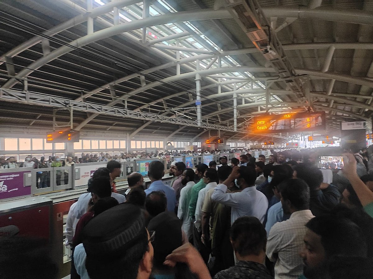 আধা ঘণ্টা বন্ধ থাকার সময় মেট্রোরেলের কারওয়ান বাজার স্টেশনে প্রচণ্ড ভিড় সৃষ্টি হয়। ১৯ মার্চ, মঙ্গলবার, বিকেল ৫.১৫ মিনিটে তোলা